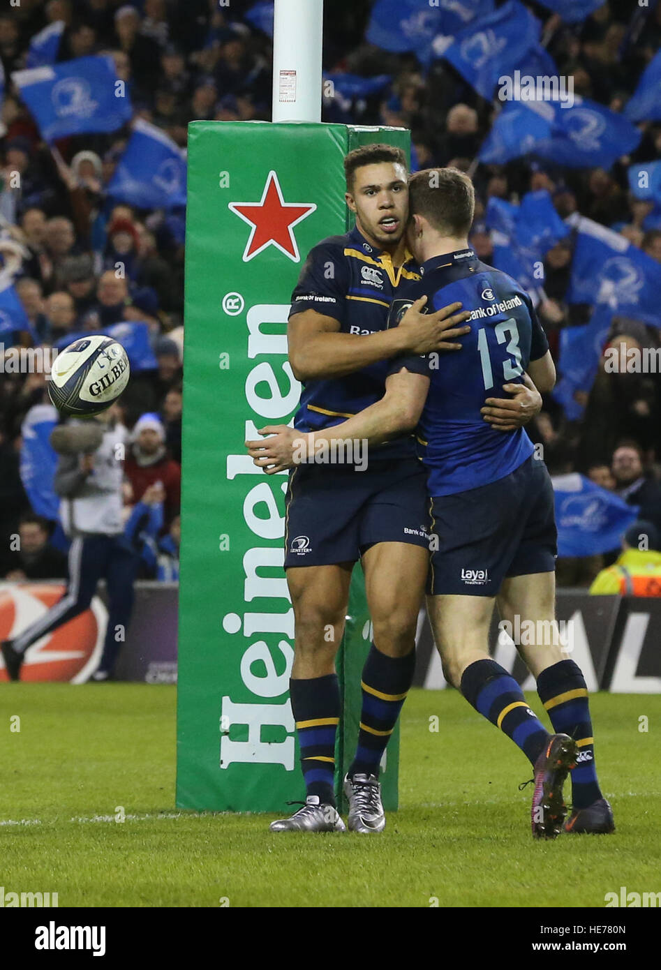 Leinster Adam Byrne feiert einen Versuch mit dem Leinster Garry Ringrose während den Europapokal der Landesmeister, vier Spiel Pool in der RDS Arena, Dublin. Stockfoto