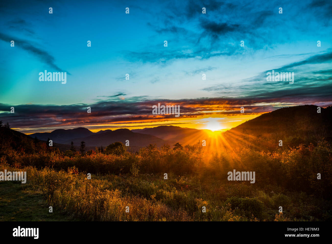 Sonnenaufgang über den White Mountains auf dem Kancamagus Highway an der Pemigewasset Overlook, White Mountain National Forest, NH Stockfoto