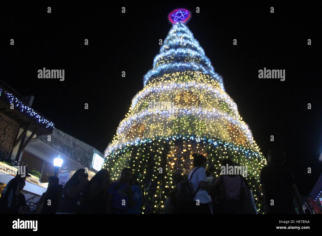 Philippinen. 17. Dezember 2016. Einheimischen und ausländischen Touristen binden ihre Band-Wunsch zu den riesigen Weihnachtsbaum am Paseo De Marianen nach der Parade des jährlichen "Christmas in the Marianas Festival", das organisiert wurde, von Marianen Besucher Behörde (MVA) in Garapan, Saipan USA am 17. Dezember 2016 wollen. © Gregorio B. Dantes Jr./Pacific Press/Alamy Live-Nachrichten Stockfoto