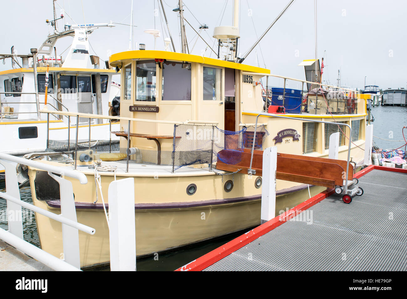Ein Vintage Holz Fischerboot aus 1952 im Hafen von Lakes Entrance in Victoria, Australien. Stockfoto