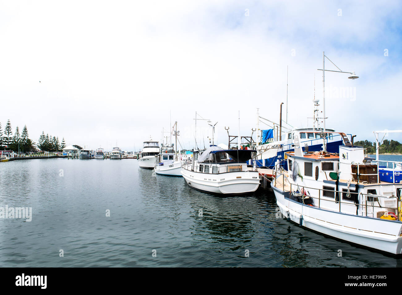 Boote zum Vergnügen und kommerzielle Fischerei Arbeit sitzen nebeneinander im Hafen von Lakes Entrance in Victoria, Australien. Stockfoto