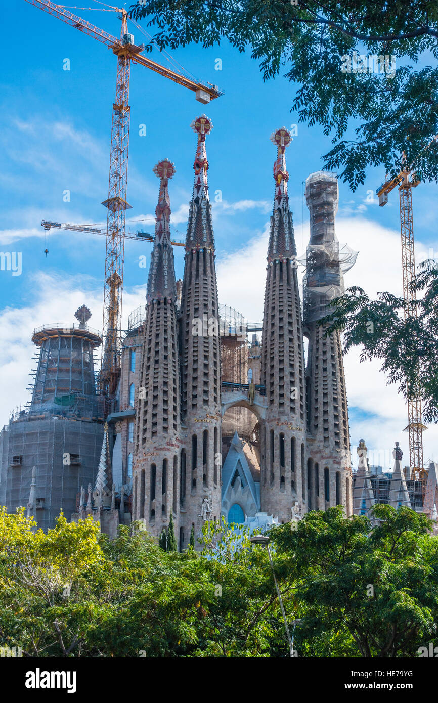 Türme der Sagrada Familia Basilika im Bau in Barcelona, Spanien. Stockfoto