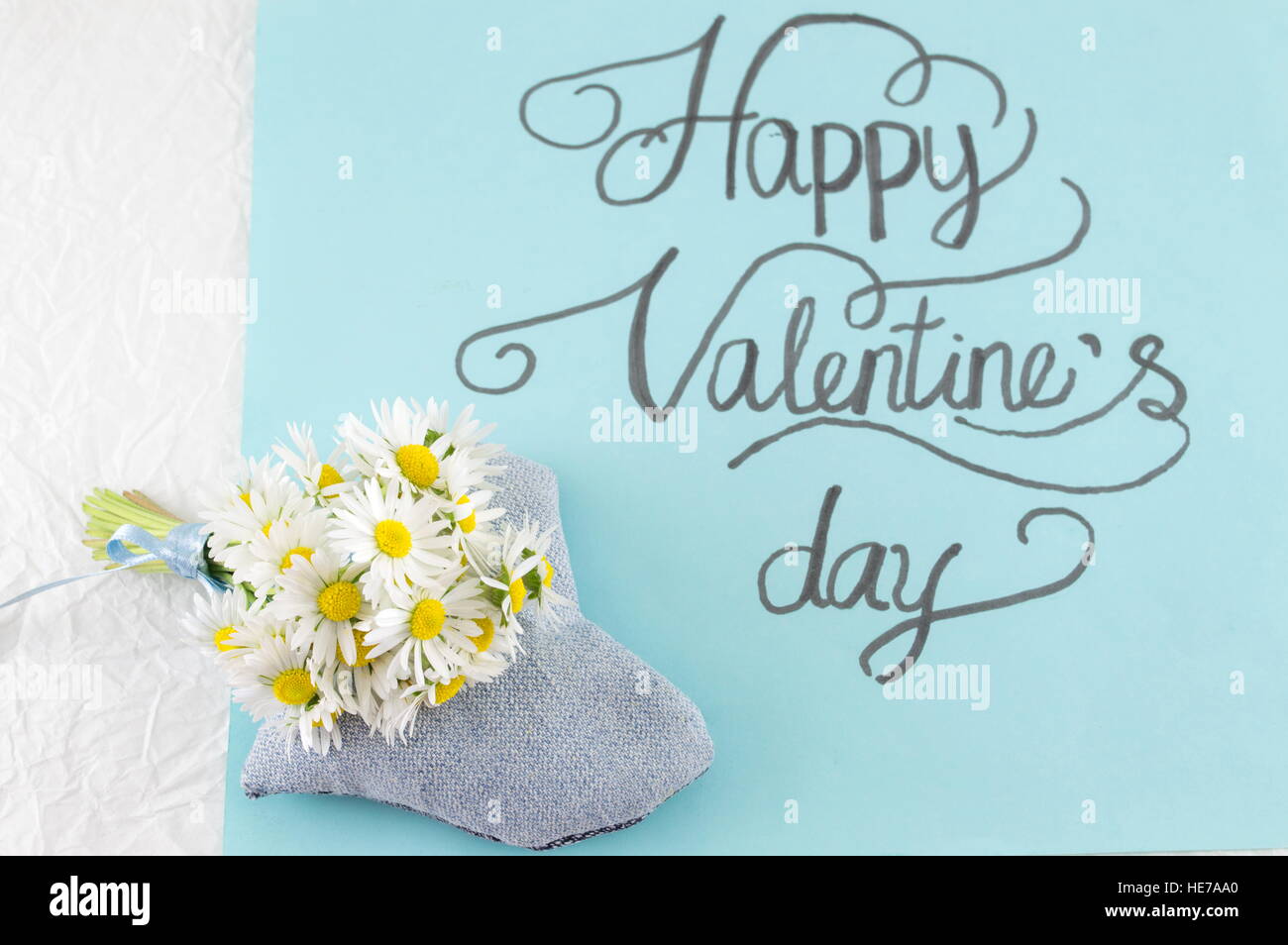 Happy Valentines Day Kalligraphie Karte mit Frühlingsblumen Stockfoto