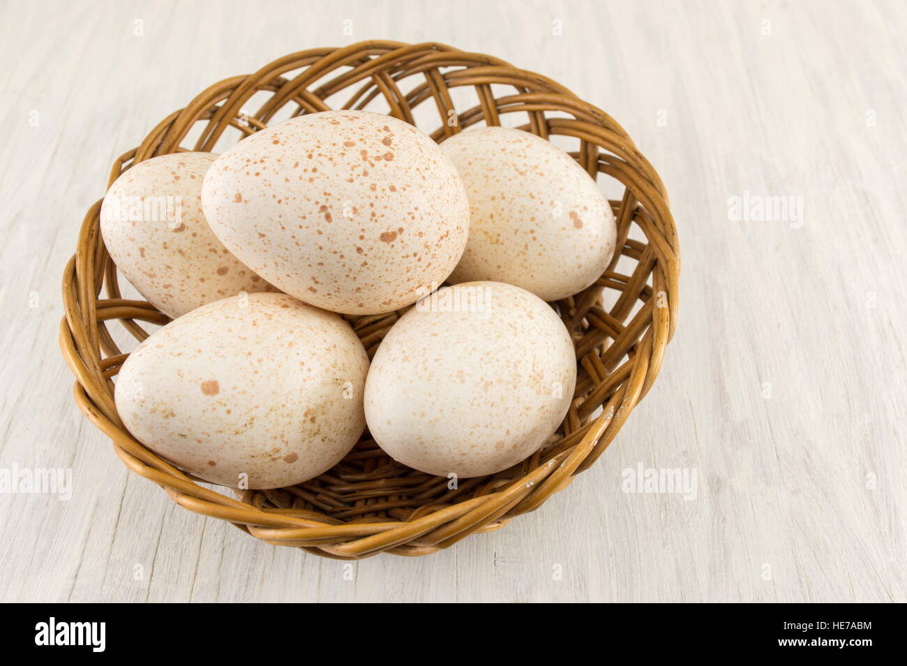 Reihe von rohen Türkei Eiern in einer Schüssel wicker Stockfoto