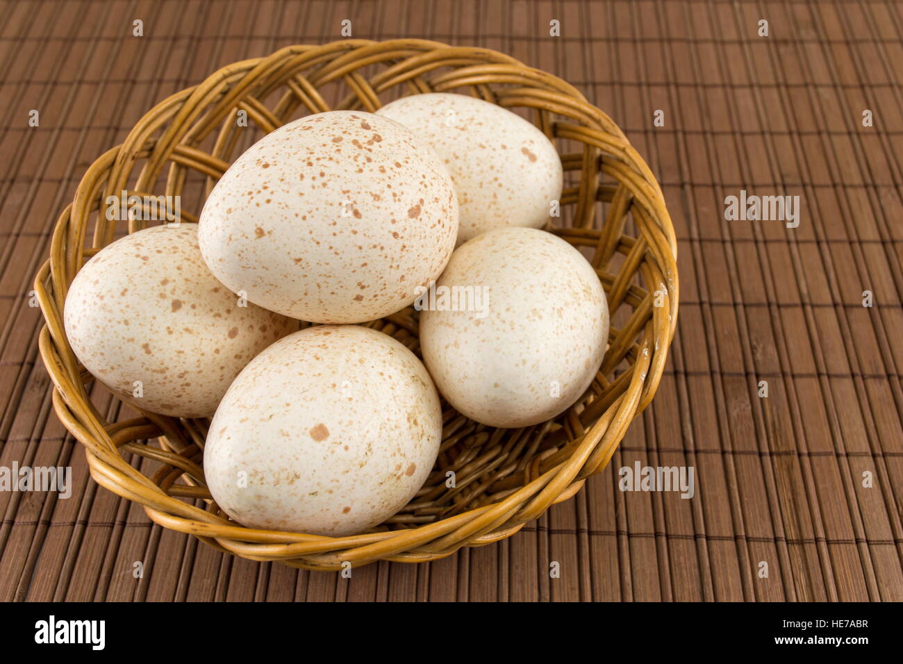 Reihe von rohen Türkei Eiern in einer Schüssel wicker Stockfoto