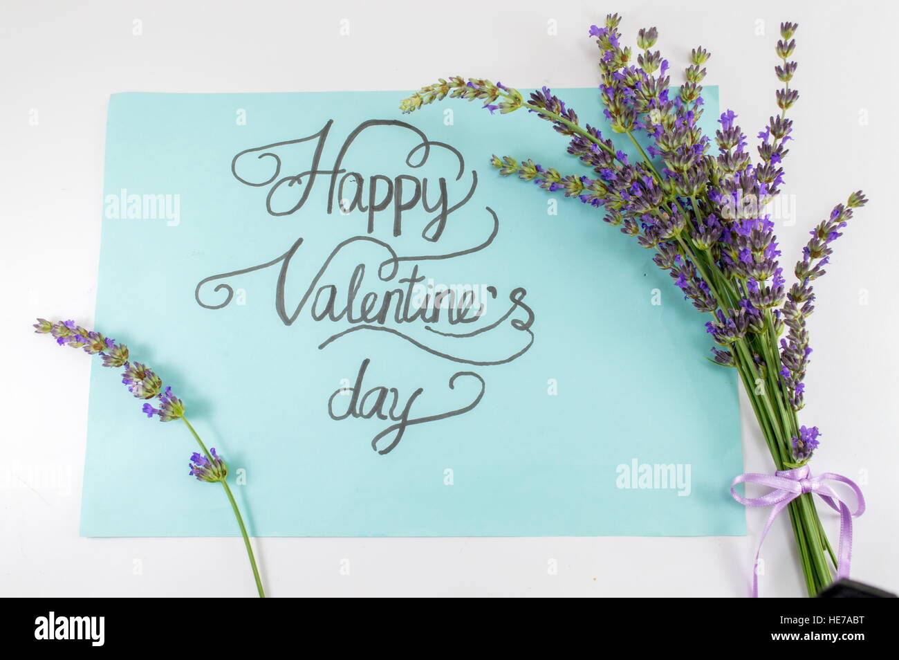 Happy Valentines Day Kalligraphie Karte mit Lavendelblüten Stockfoto