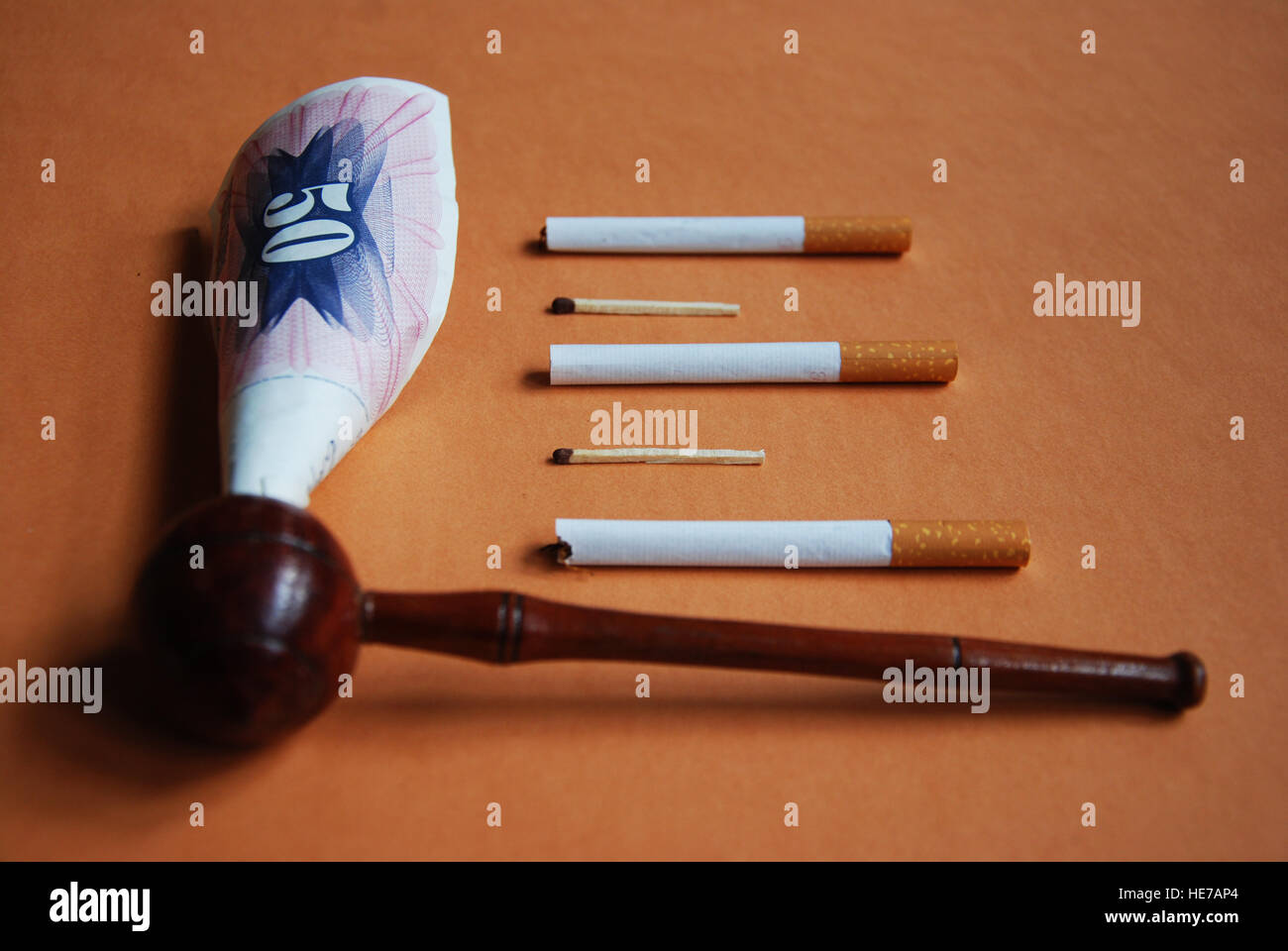 Schädlichkeit von Zigaretten: Taschengeld Stockfoto