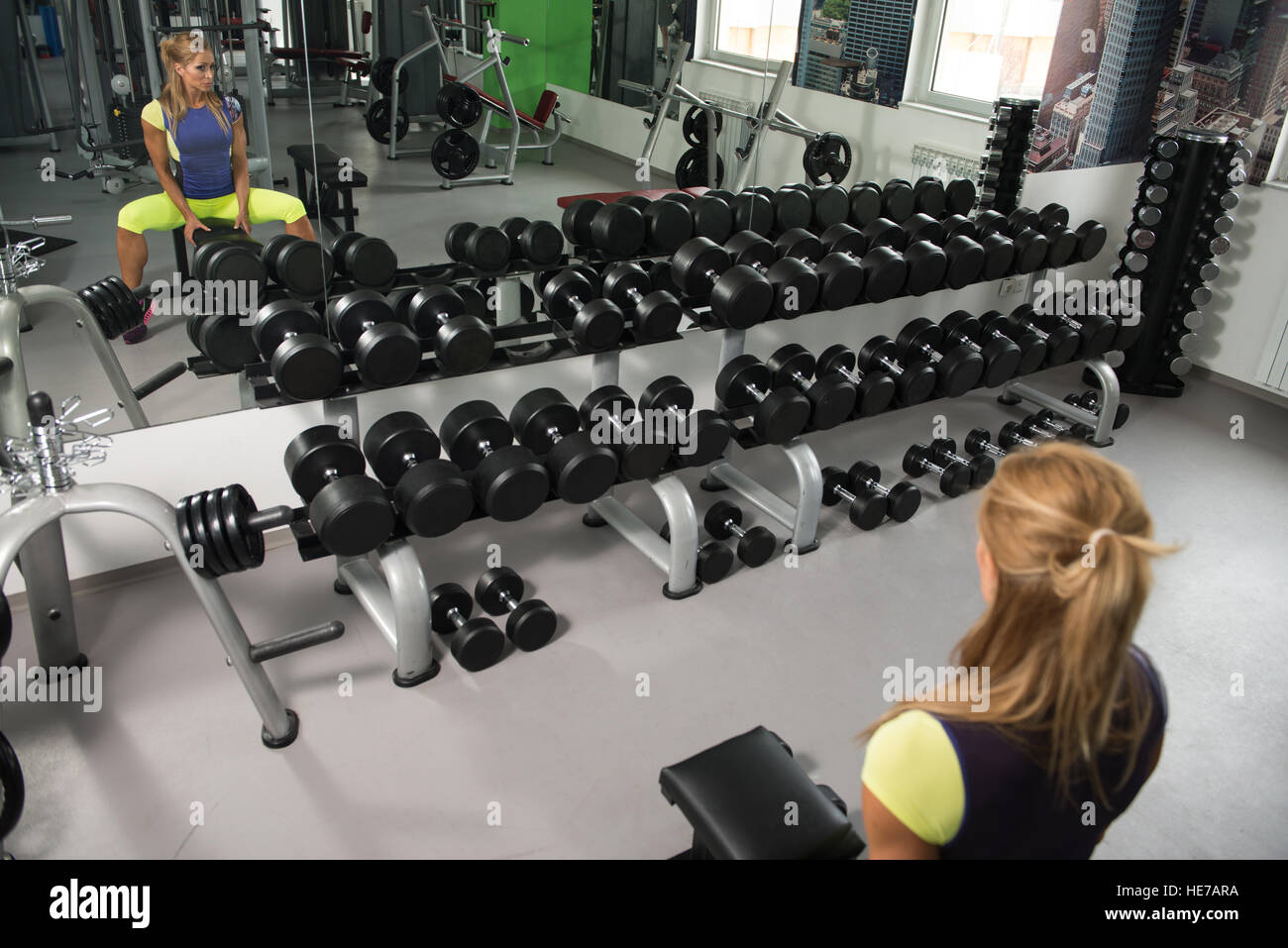 Porträt einer Reifen körperlich Fit Frau entspannend In einem Fitnessstudio - muskulöse athletische Bodybuilder Fitness-Modell ruht Stockfoto