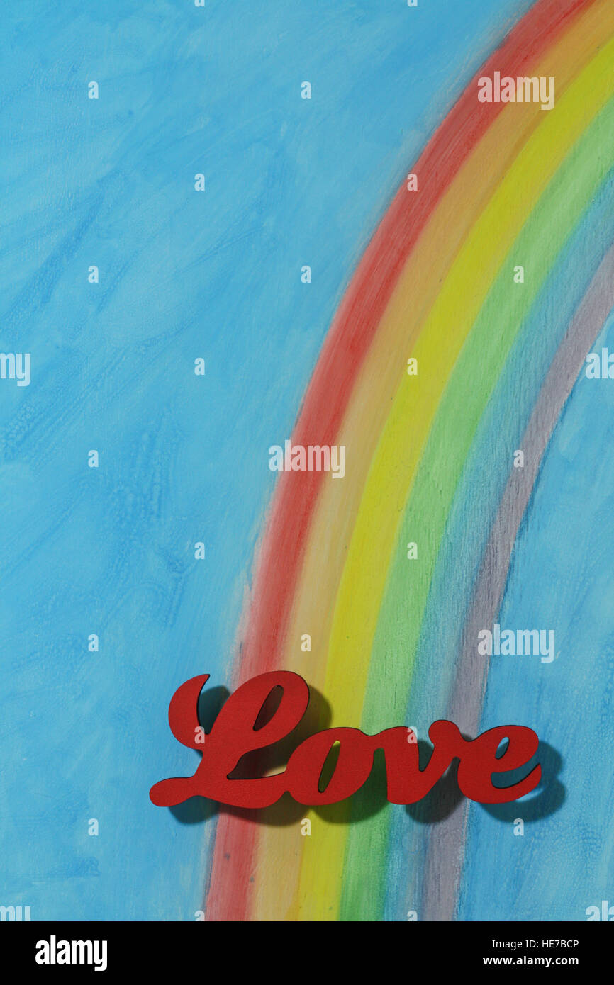 Das Wort Liebe mit einem Hintergrund-Regenbogen, veranschaulicht das Konzept der Liebe, Lust, Lust und Freude; Portrait-Format. Stockfoto
