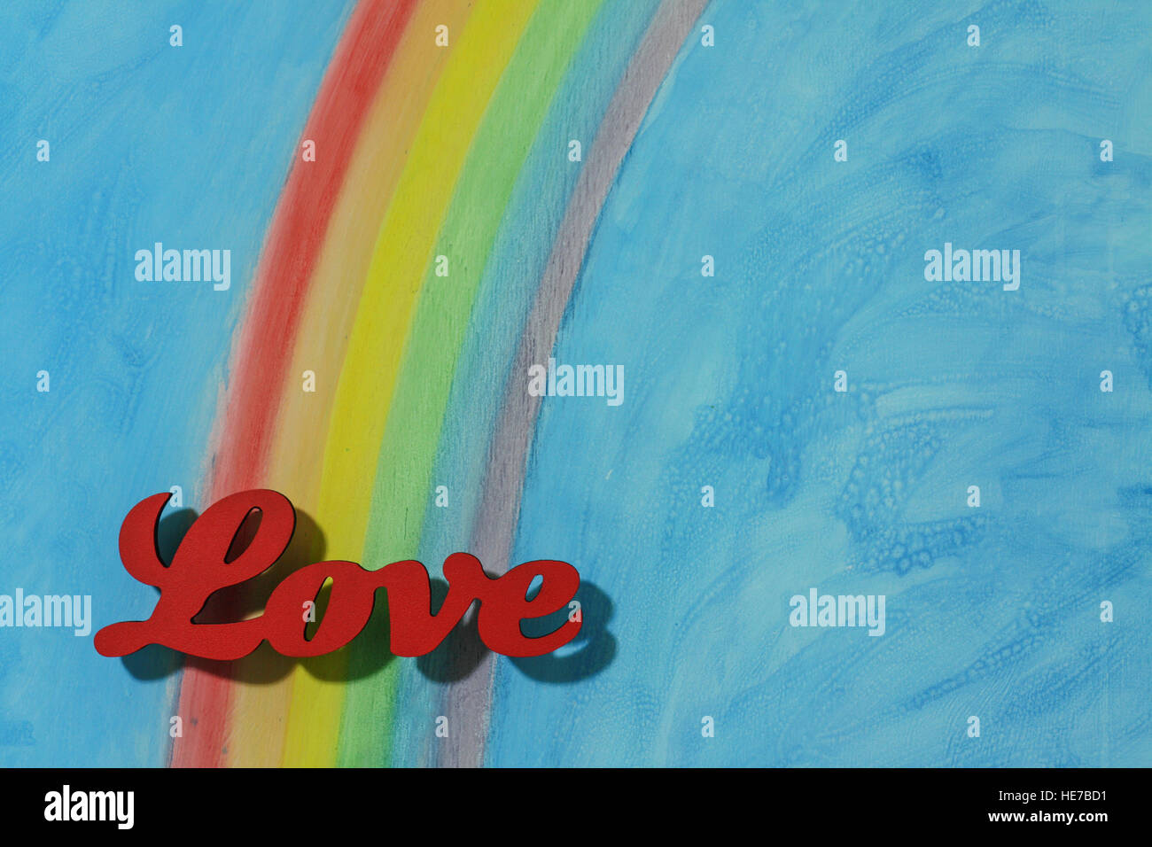 Das Wort Liebe mit einem Hintergrund-Regenbogen, veranschaulicht das Konzept der Liebe, Lust, Lust und Freude in ein Querformat. Stockfoto