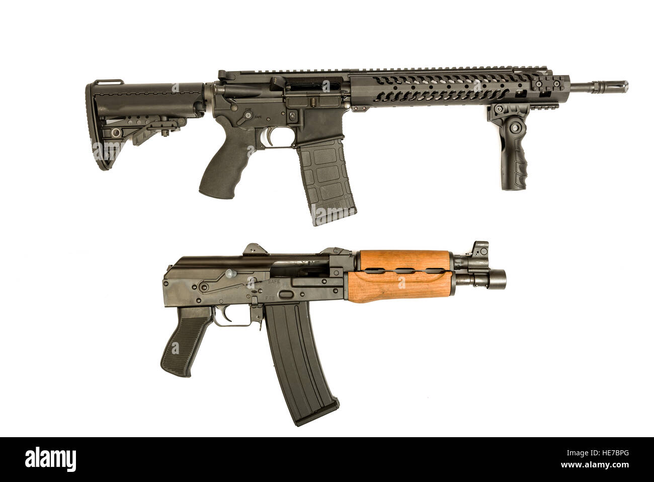 AR-15 und AK-47 Sturmgewehre auf einem isolierten Hintergrund Stockfoto