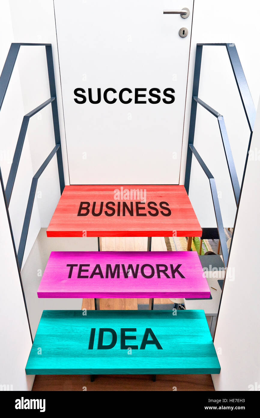 Design-Treppe und Brücke in einem modernen Büro, Schritte zum Erfolg Stockfoto