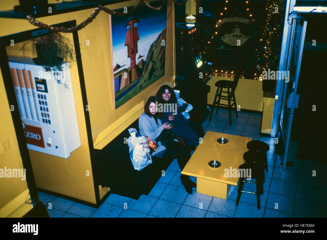 zwei Frauen in der sanften gelb Kaffee shop Amsterdam der 1990er Jahre Stockfoto