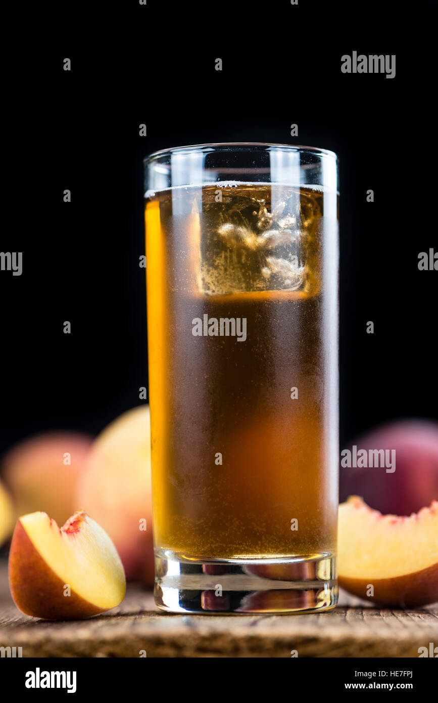 Pfirsich Eistee (Tiefenschärfe) auf einem alten Holztisch (close-up erschossen) Stockfoto