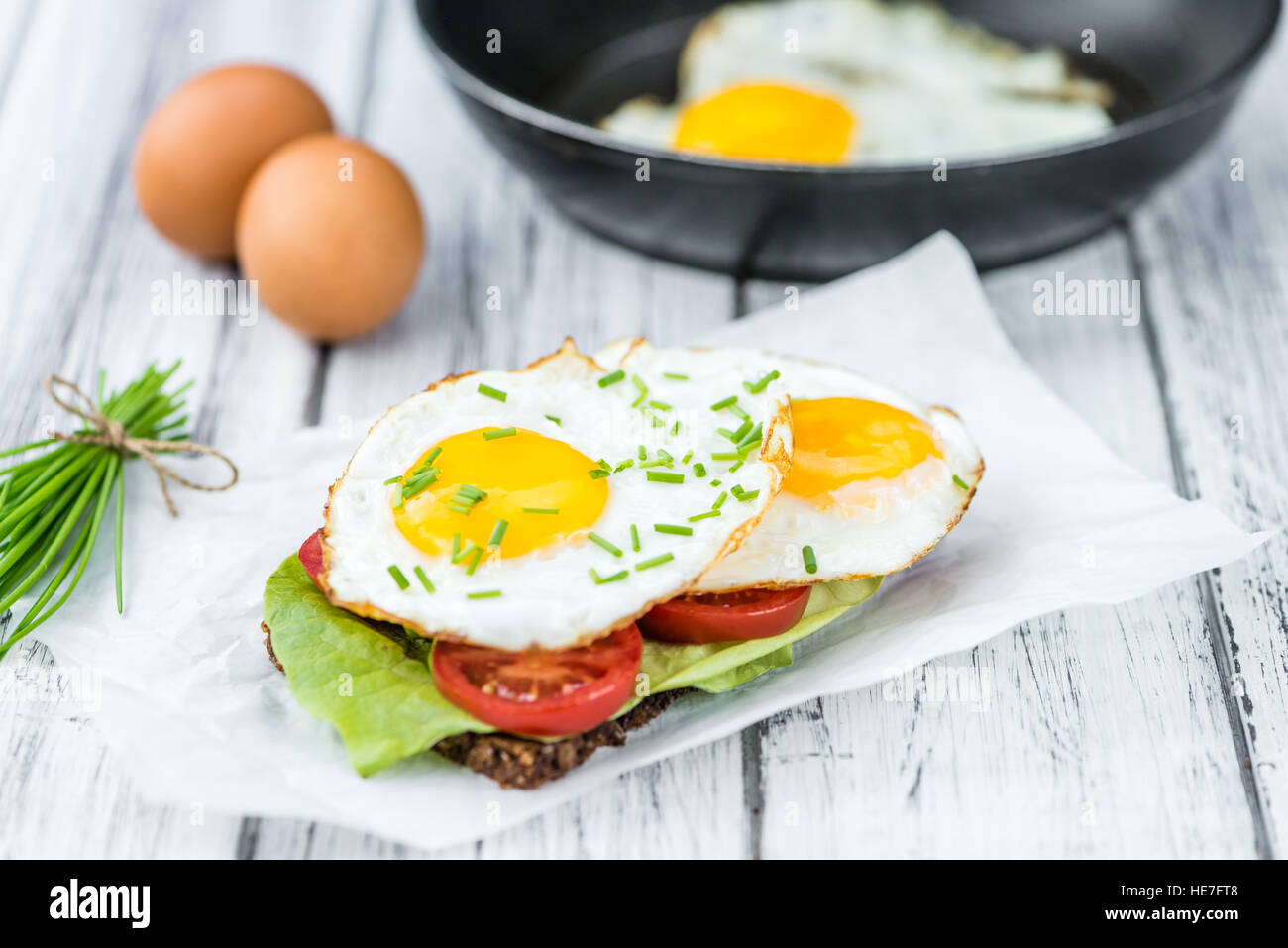 Einige Spiegeleier auf einem Sandwich (close-up erschossen; selektiven Fokus) Stockfoto