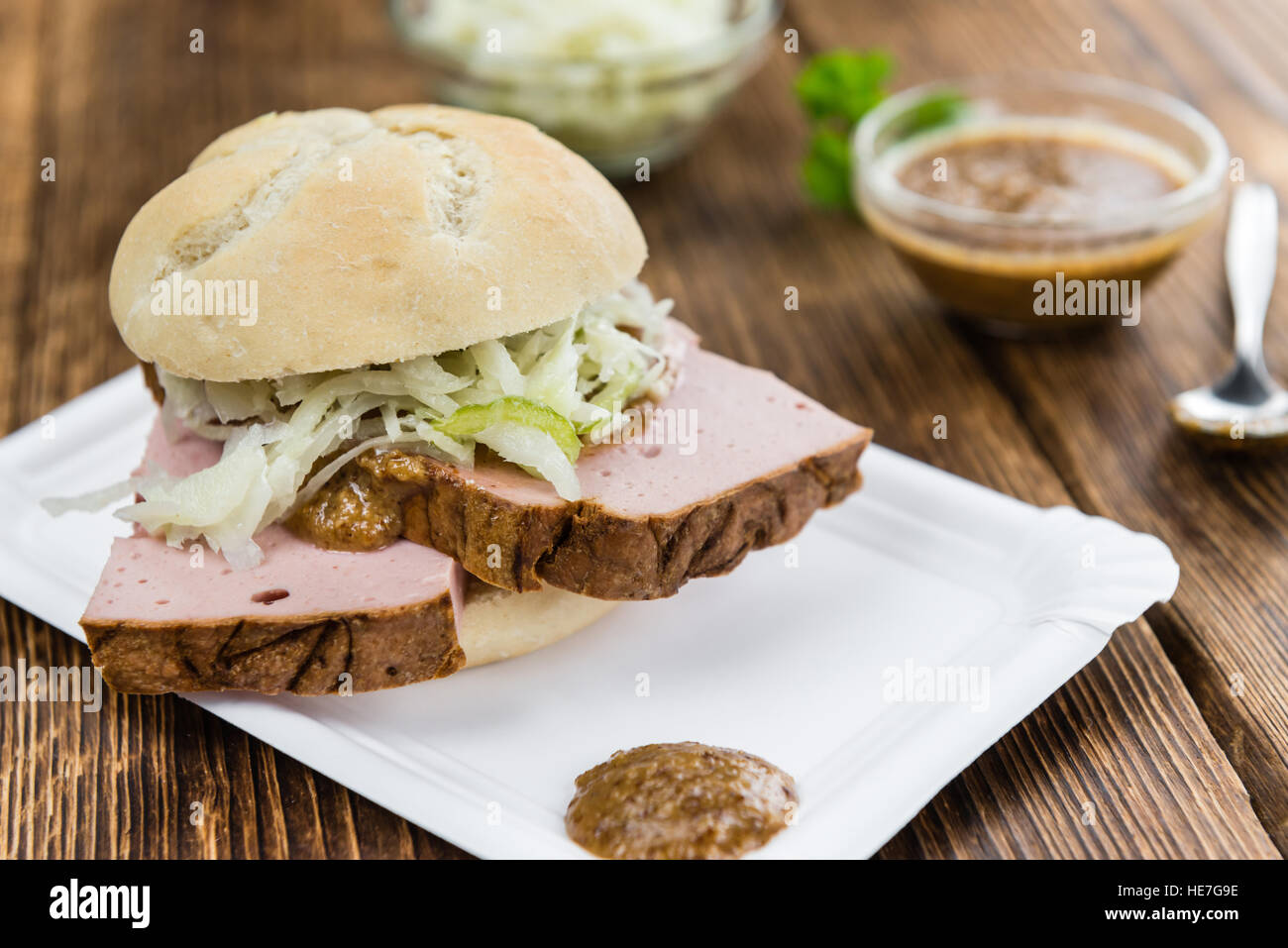 Deutsch Leberkaese als hoch detaillierte Nahaufnahme auf einem Vintage Holztisch (Tiefenschärfe) Stockfoto