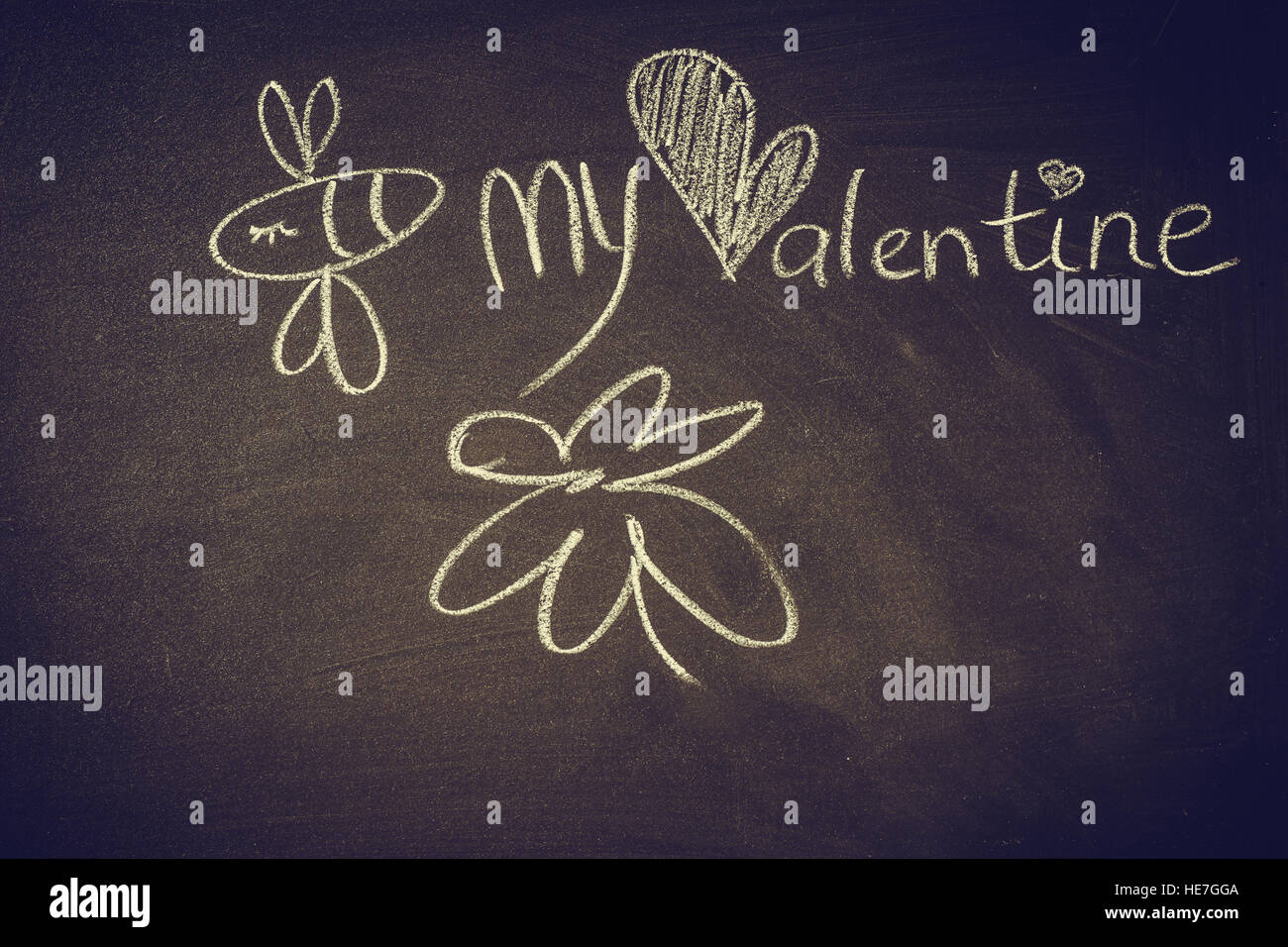 Hand-Zeichnung mit Kreide Tafel, cute Kawaii Doodle Biene, Herzen und Worte Be my Valentine, Vorlage für Grußkarten Stockfoto