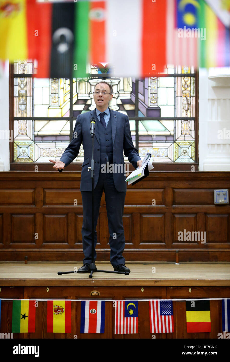 Minister für internationale Entwicklung und Europa Alasdair Allan MSP bei einem Besuch in ein Community-Event in der Pollokshields Burgh Hall, Glasgow, UN internationalen Tag der Migranten zu markieren. Stockfoto
