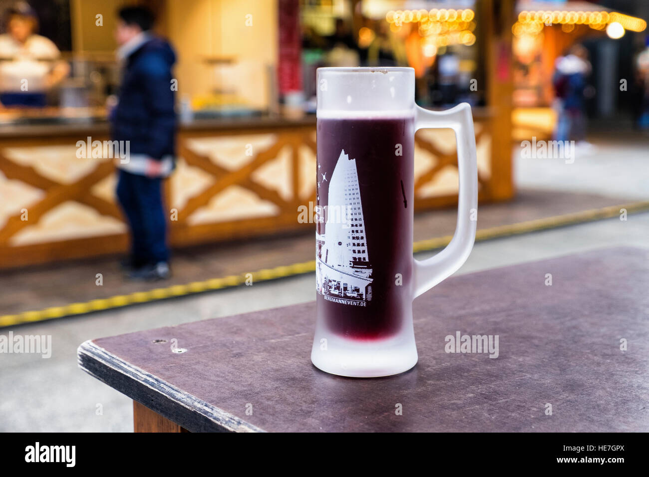Berlin, Mitte, Potsdamer Platz. Glas Glühwein, heißer Glühwein am ...
