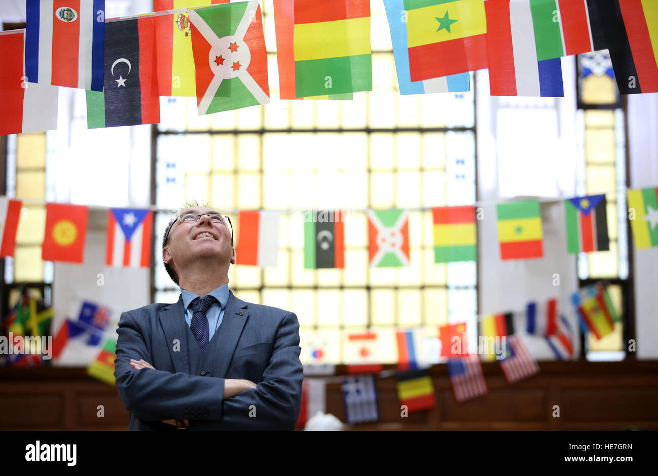 Minister für internationale Entwicklung und Europa Alasdair Allan MSP bei einem Besuch in ein Community-Event in der Pollokshields Burgh Hall, Glasgow, UN internationalen Tag der Migranten zu markieren. Stockfoto