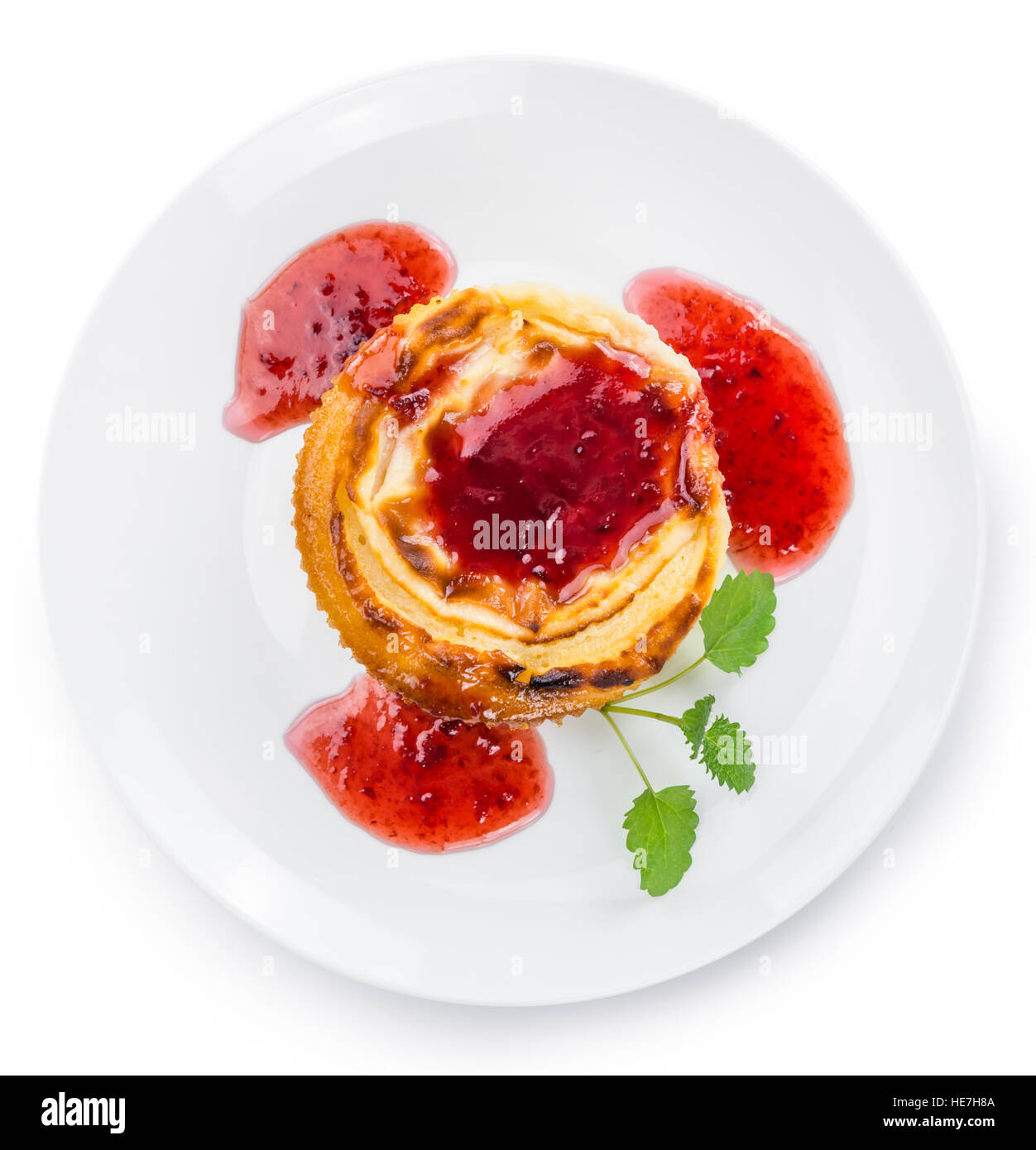 Käsekuchen mit Sauce isoliert auf weißem Hintergrund (Tiefenschärfe, close-up erschossen) Stockfoto