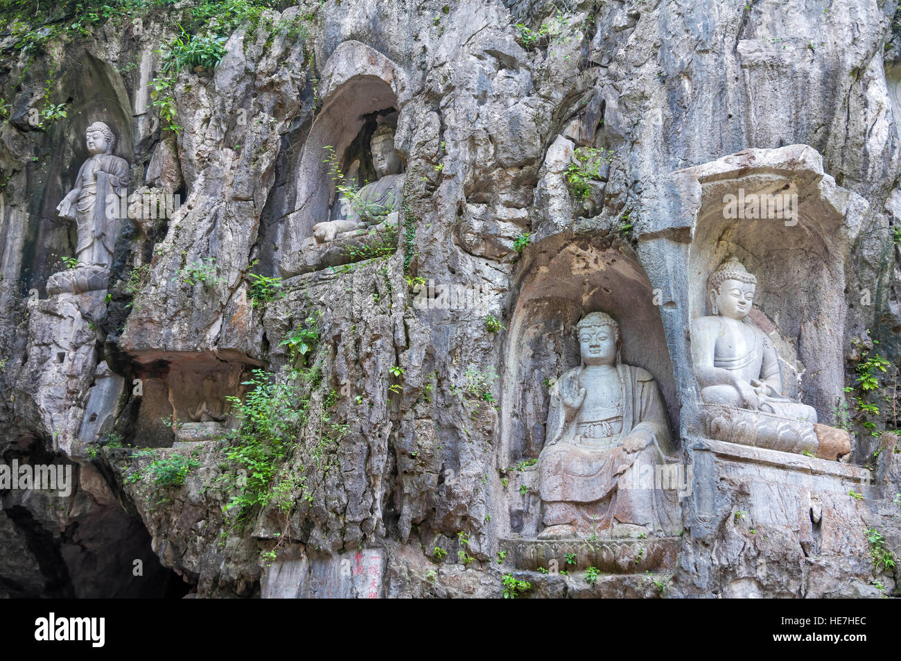 Rock-Reliefs am Feilai Feng Grotten in der Nähe von Lingyin Tempel in Hangzhou, China. Stockfoto