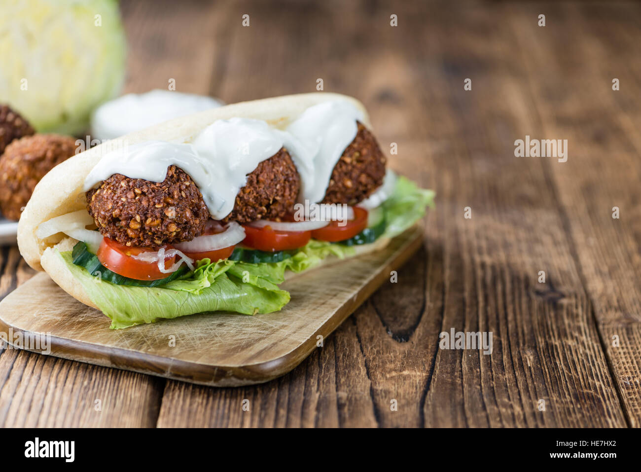 Falafel-Sandwich (Nahaufnahme) auf einem alten Holztisch Stockfoto