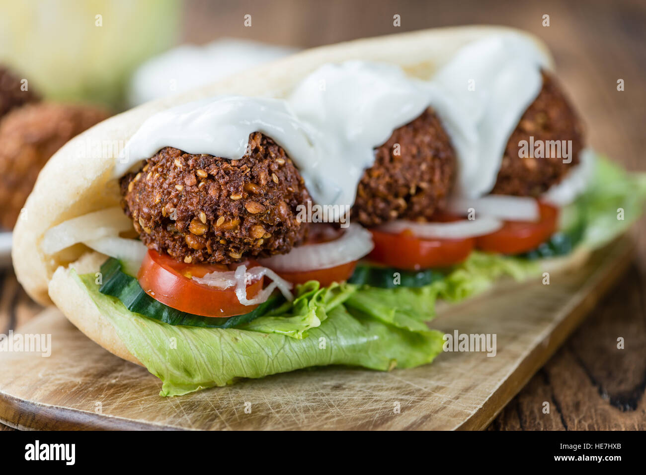 Falafel-Sandwich (Nahaufnahme) auf einem alten Holztisch Stockfoto