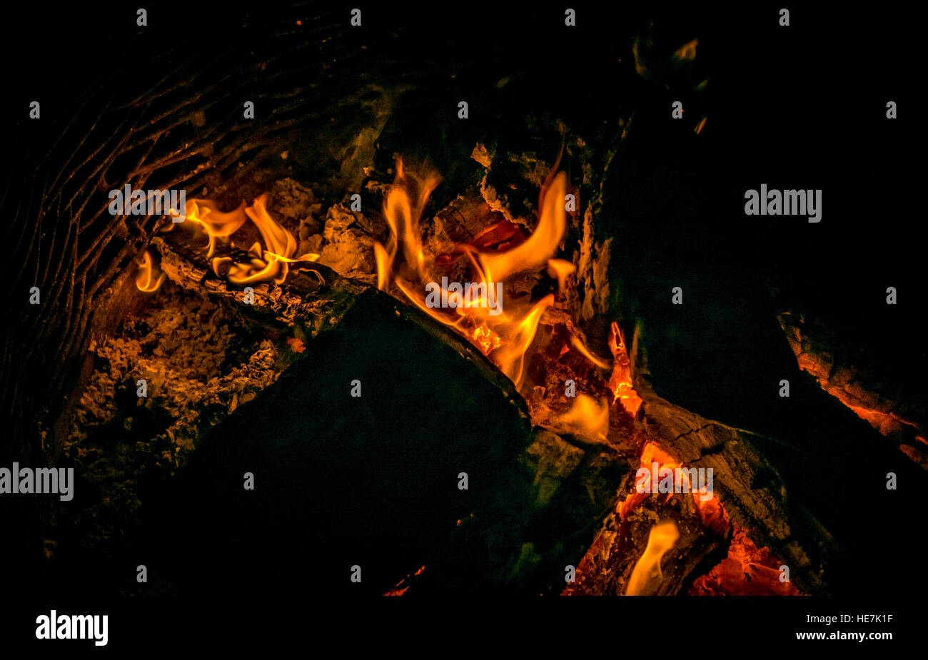 Flammen und Glut ein Lagerfeuer Stockfoto