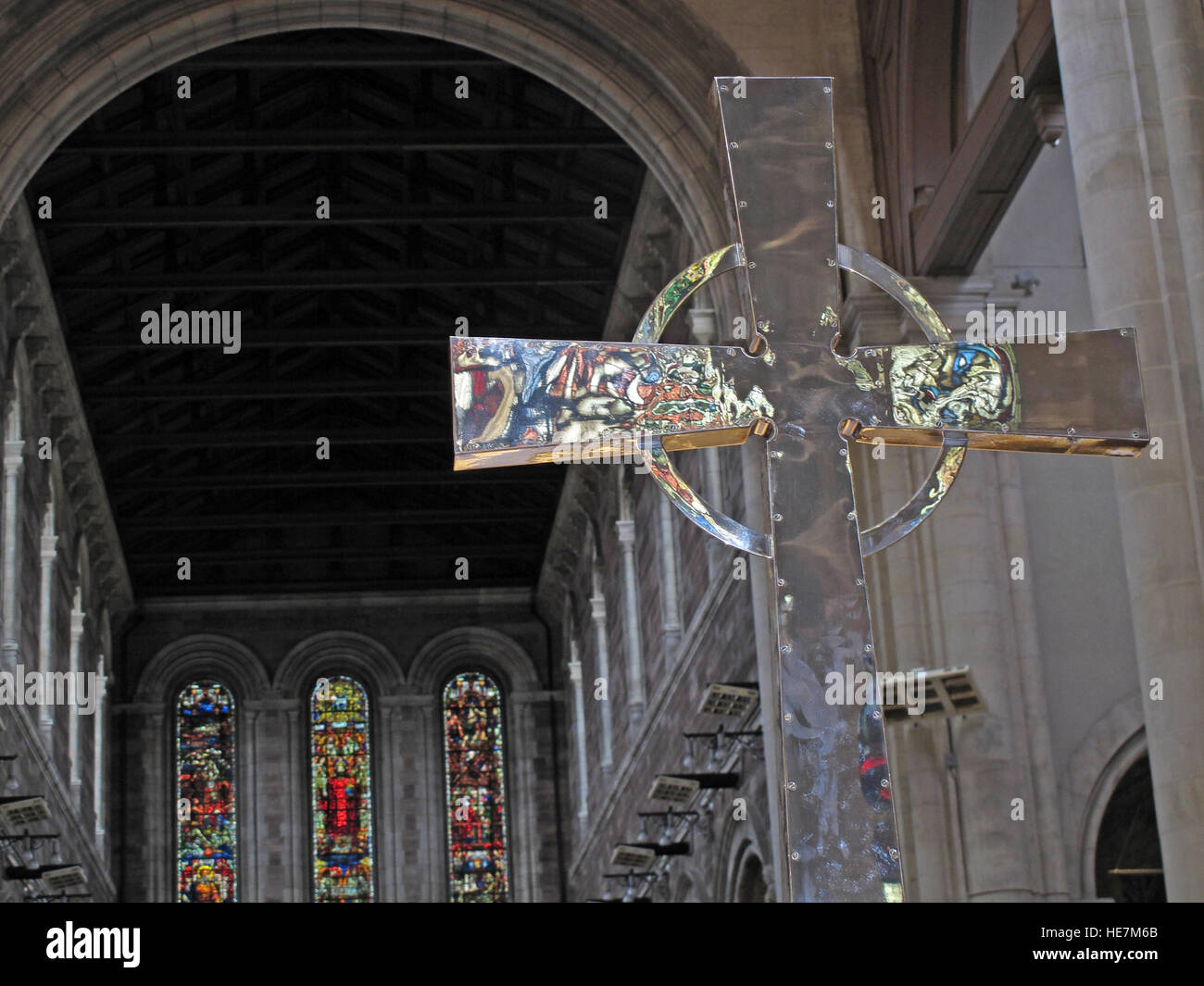 St Annes Belfast Cathedral Interior, silbernes Kreuz mit Reflexionen Stockfoto