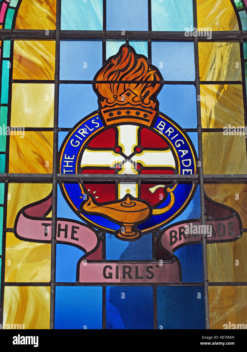 St Annes Belfast Cathedral Interior, Mädchen Brigade Detail Glasfenster Stockfoto