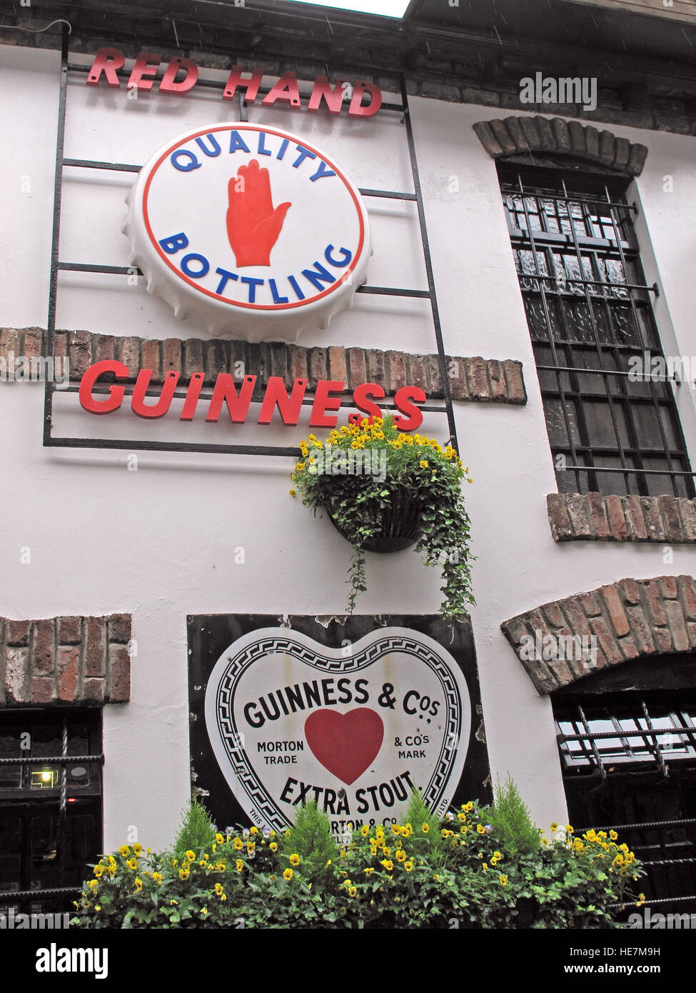 Duke Of York Pub, Belfast - Red Hand Guinness Zeichen, extra Stout Stockfoto