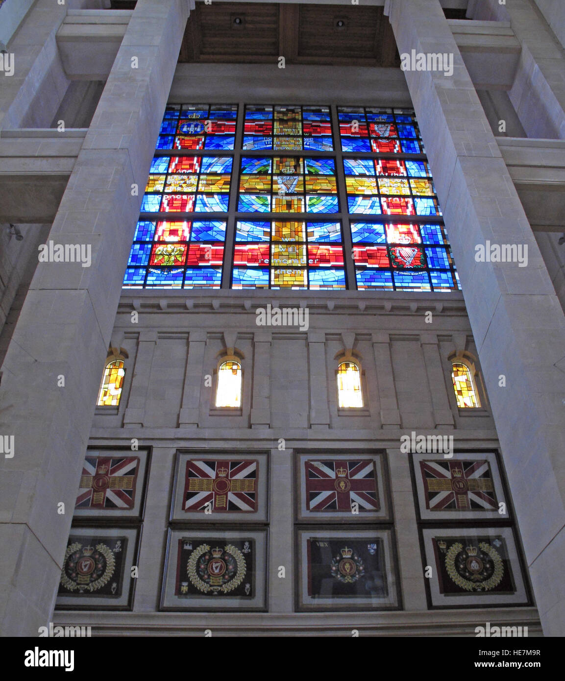 St Annes Belfast Cathedral Interior, Royal Irish Rangers Glasfenster - werden wir ihnen, mit britischer Flagge erinnern. Stockfoto