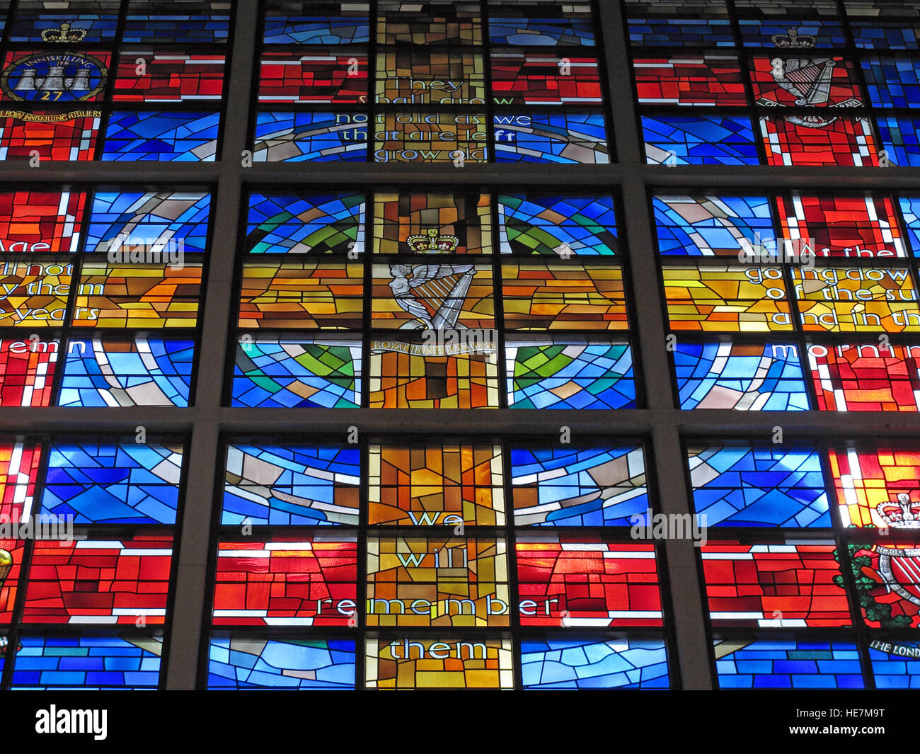St Annes Belfast Cathedral Interior, Royal Irish Rangers Glasfenster - werden wir sie nicht vergessen Stockfoto