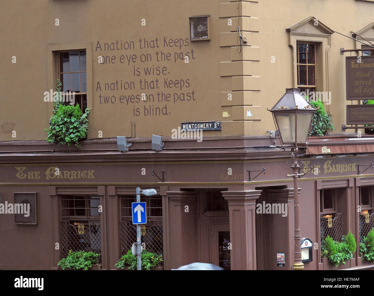 Garrick Bar, A Nation, dass hält ein Auge auf die Vergangenheit ist klug... Montgomery St, Belfast, Nordirland, Vereinigtes Königreich Stockfoto