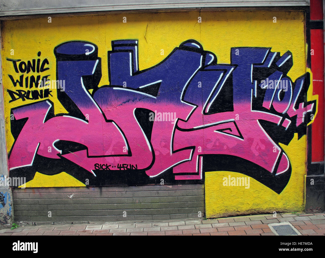 Tonic Wine Trunkenheit, Graffiti Art, Belfast City Garfield St, City Centre, Nordirland, Großbritannien Stockfoto