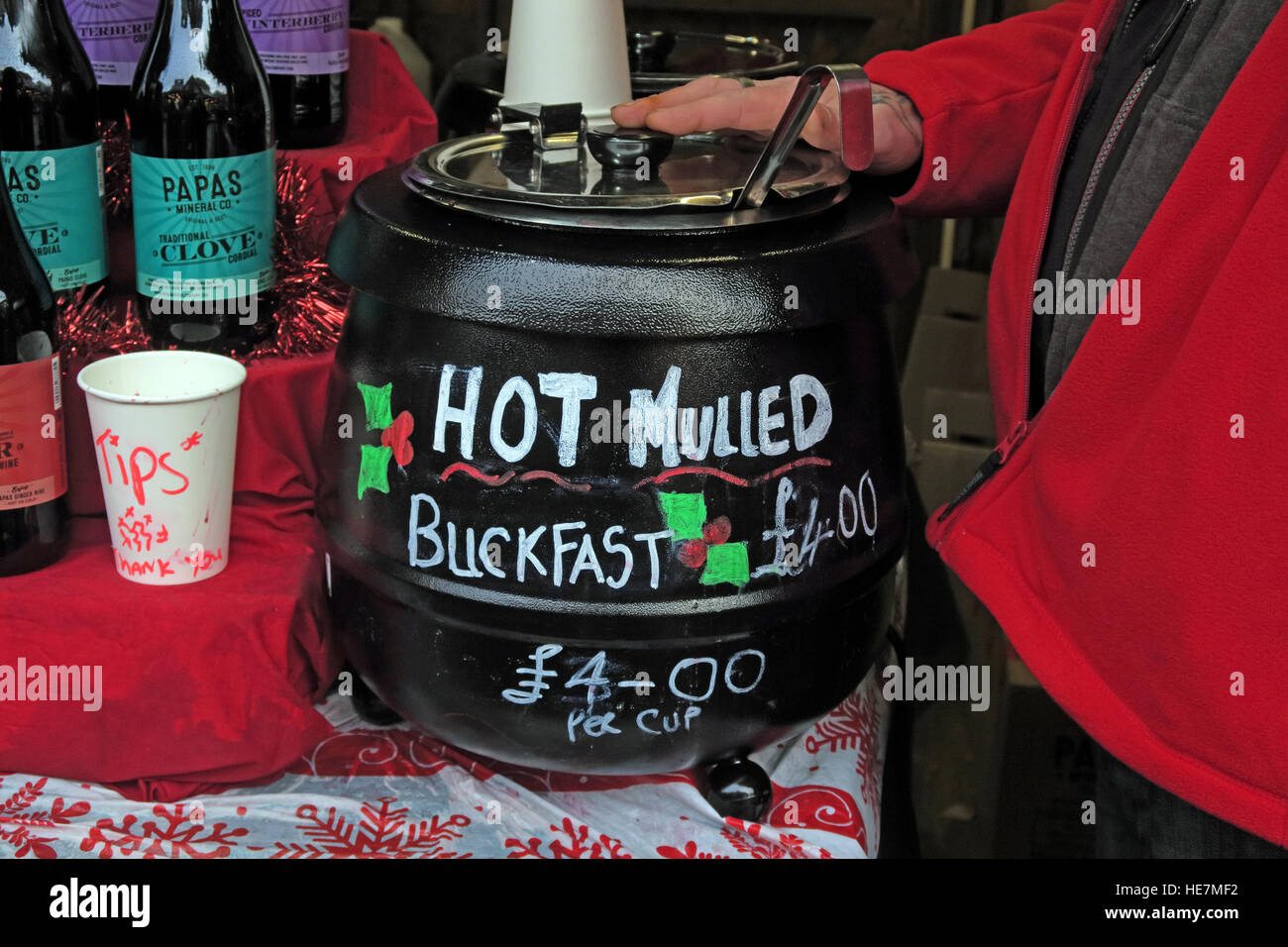 Heißer Glühwein Buckfast Stärkungsmittel Wein Glasgow deutschen Markt, Scotland, UK Stockfoto