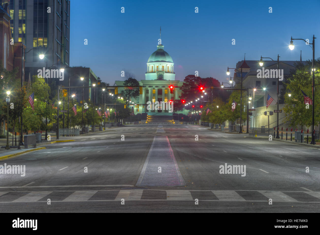 Blick nach Osten auf der Dexter Avenue vor Sonnenaufgang in Montgomery, Alabama Alabama State Capitol. Stockfoto
