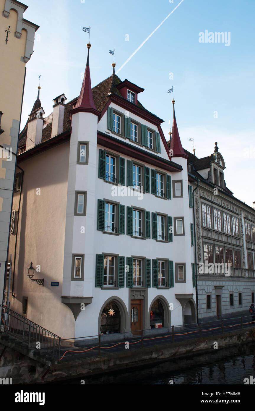 Schweiz, Europa: Blick auf die Paläste und Gebäude in den Straßen der mittelalterlichen Stadt Luzern, mit den Details der Häuser Stockfoto