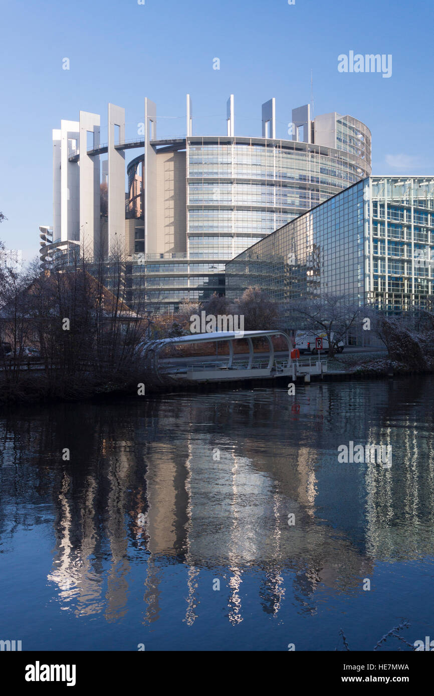 Das Gebäude des Europäischen Parlaments (Louise-Weiss-Gebäude) in Straßburg spiegelt sich im Fluss L'Ill wider, offizieller Sitz des Europäischen Parlaments, Frankreich Stockfoto