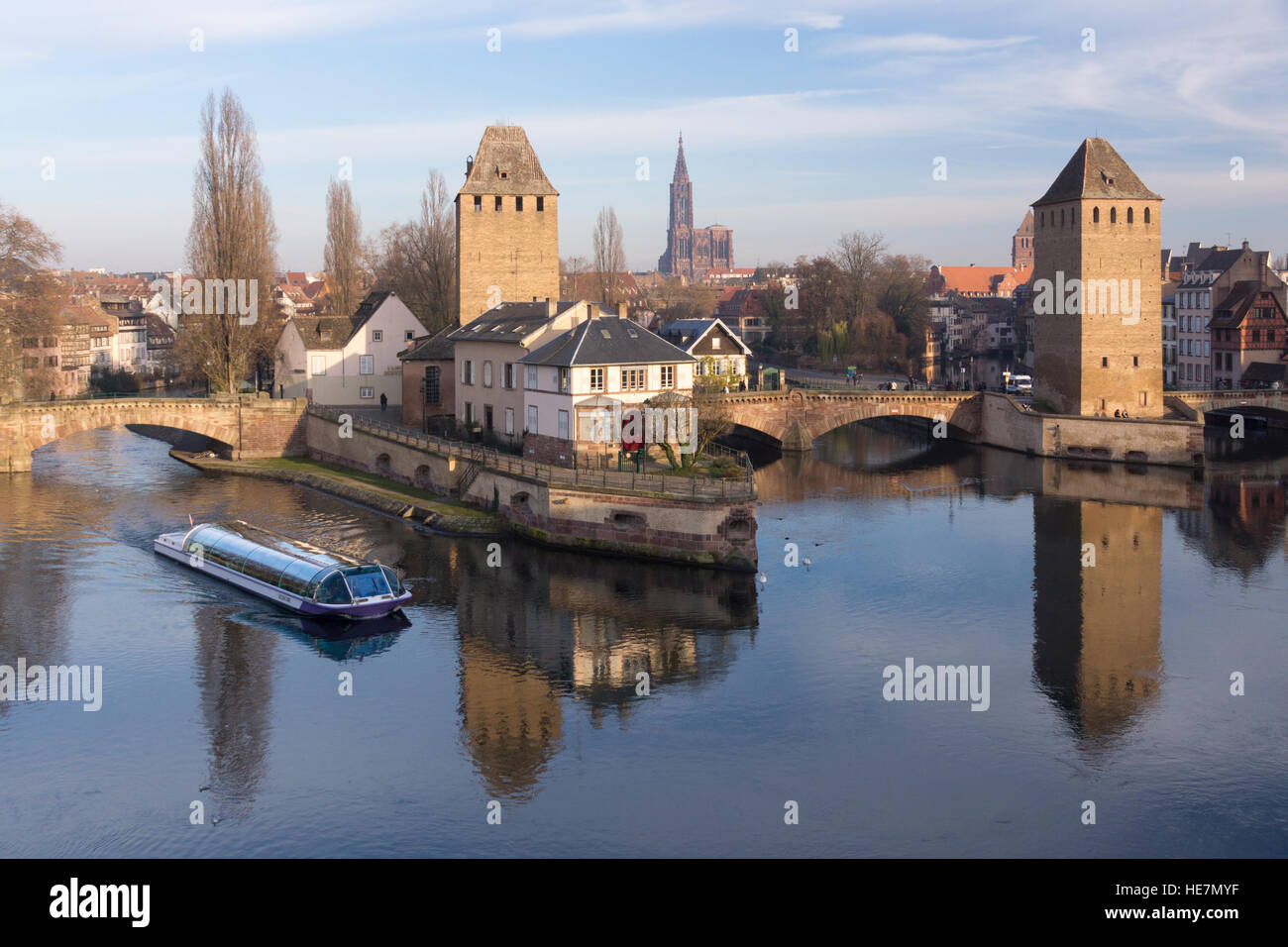 Ein Touristenboot durchläuft, bevor die Ponts Couverts, Straßburg Stockfoto
