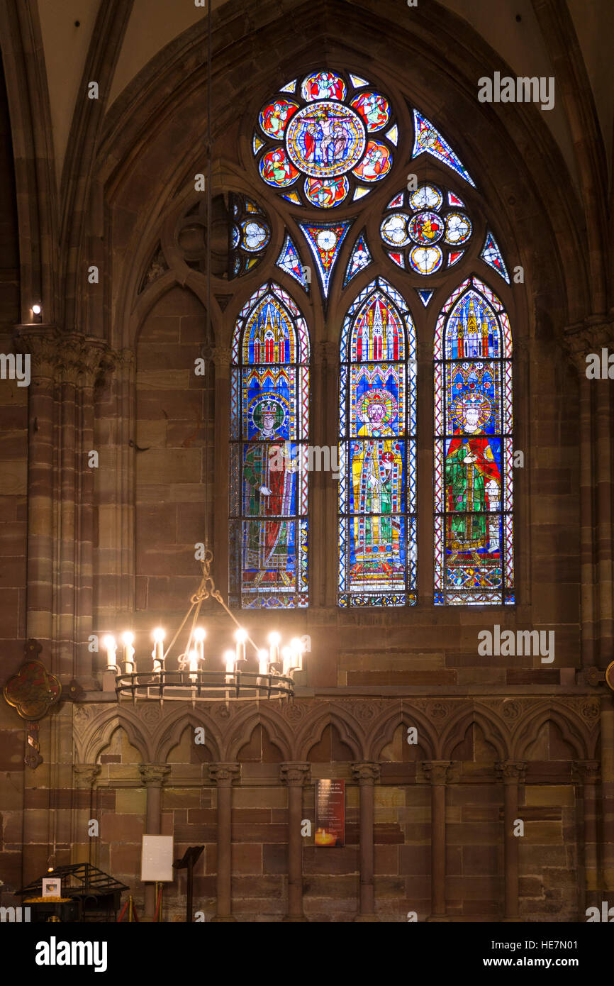 Ein Glasfenster in der Kathedrale von Straßburg zeigt die Kreuzigung und dem Heiligen römischen Kaiser Heinrich I & II und Friedrich ich Stockfoto