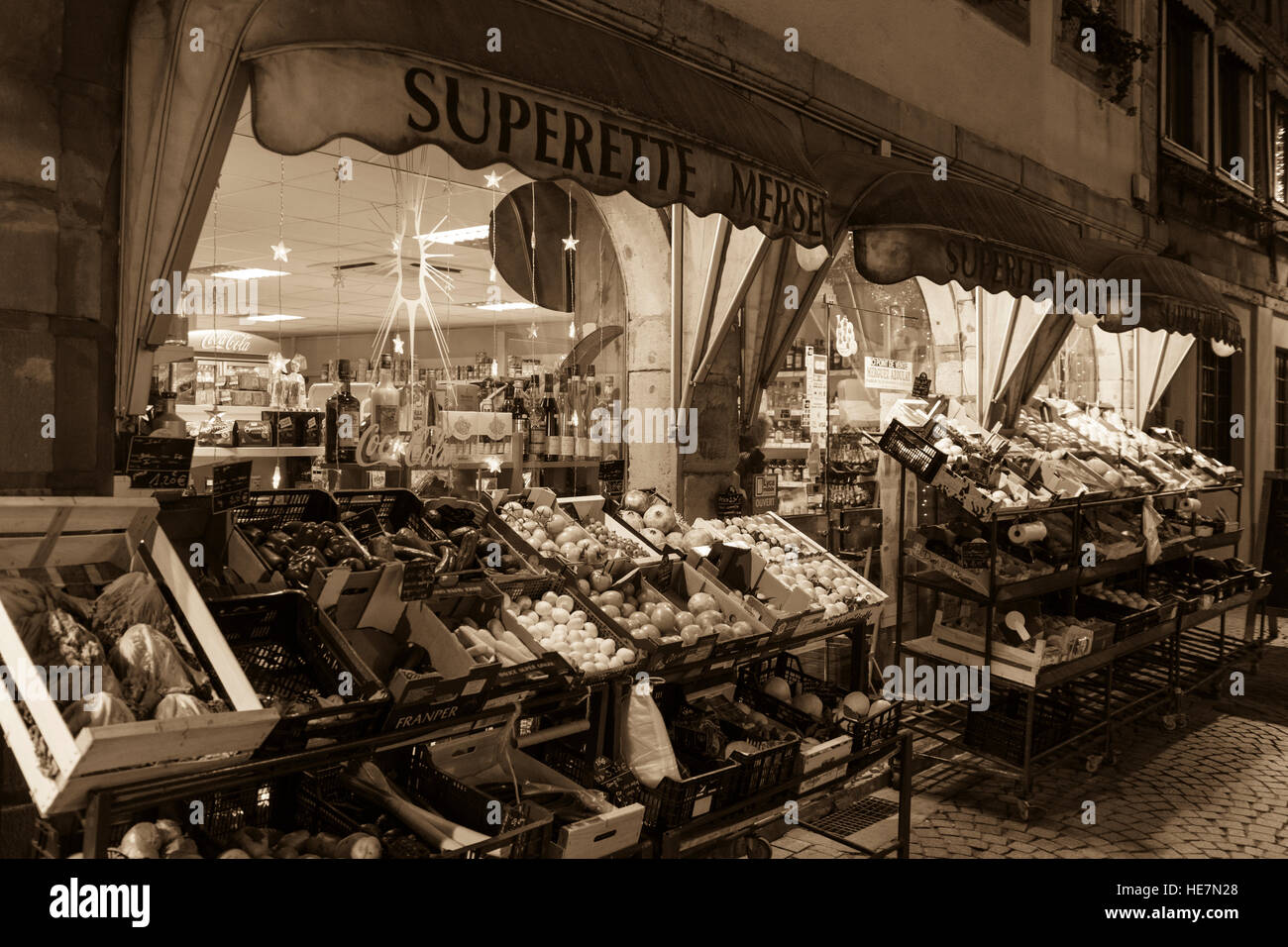 Ein Sepia-Ton-Bild der Superette Mersel, Straßburg Stockfoto