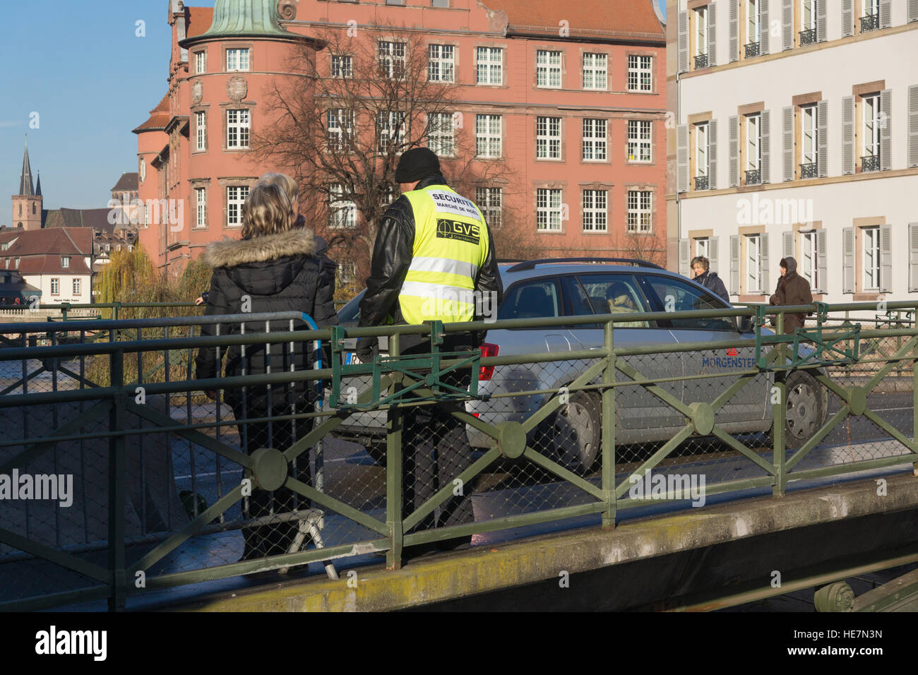 Ein Wachmann prüft Taschen an einem Eingang zu Straßburger Weihnachtsmarkt Bereich nach der Verhaftung des ISIS-Terroristen Stockfoto
