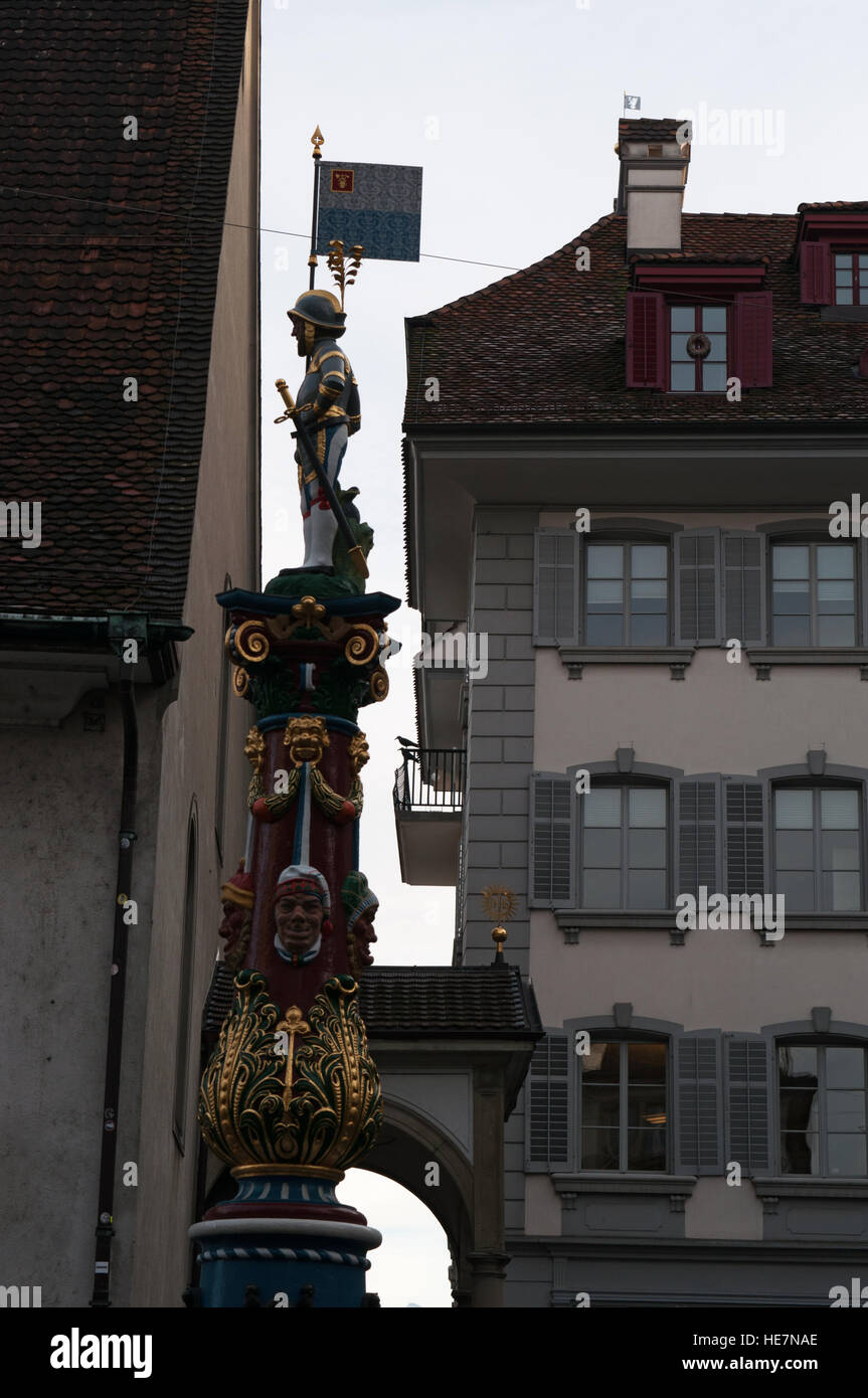 Schweiz: Skyline von Luzern und der Fritschi-Brunnen, erbaut im Jahre 1918 und eine legendäre Karneval Charakter gewidmet Stockfoto