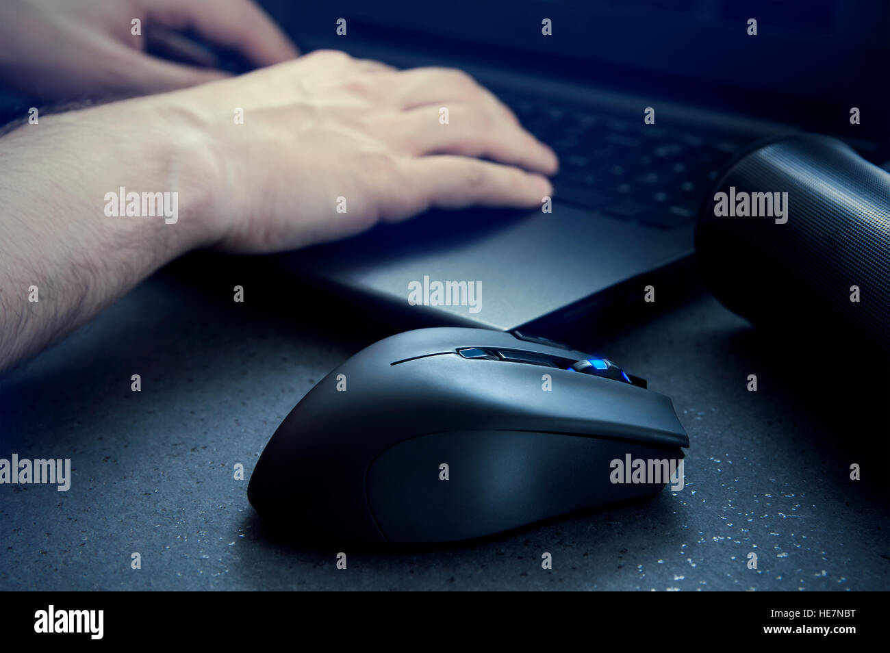 Gaming-Maus mit Mann mit Computer in der Nacht. Nachtleben-Konzeption Stockfoto
