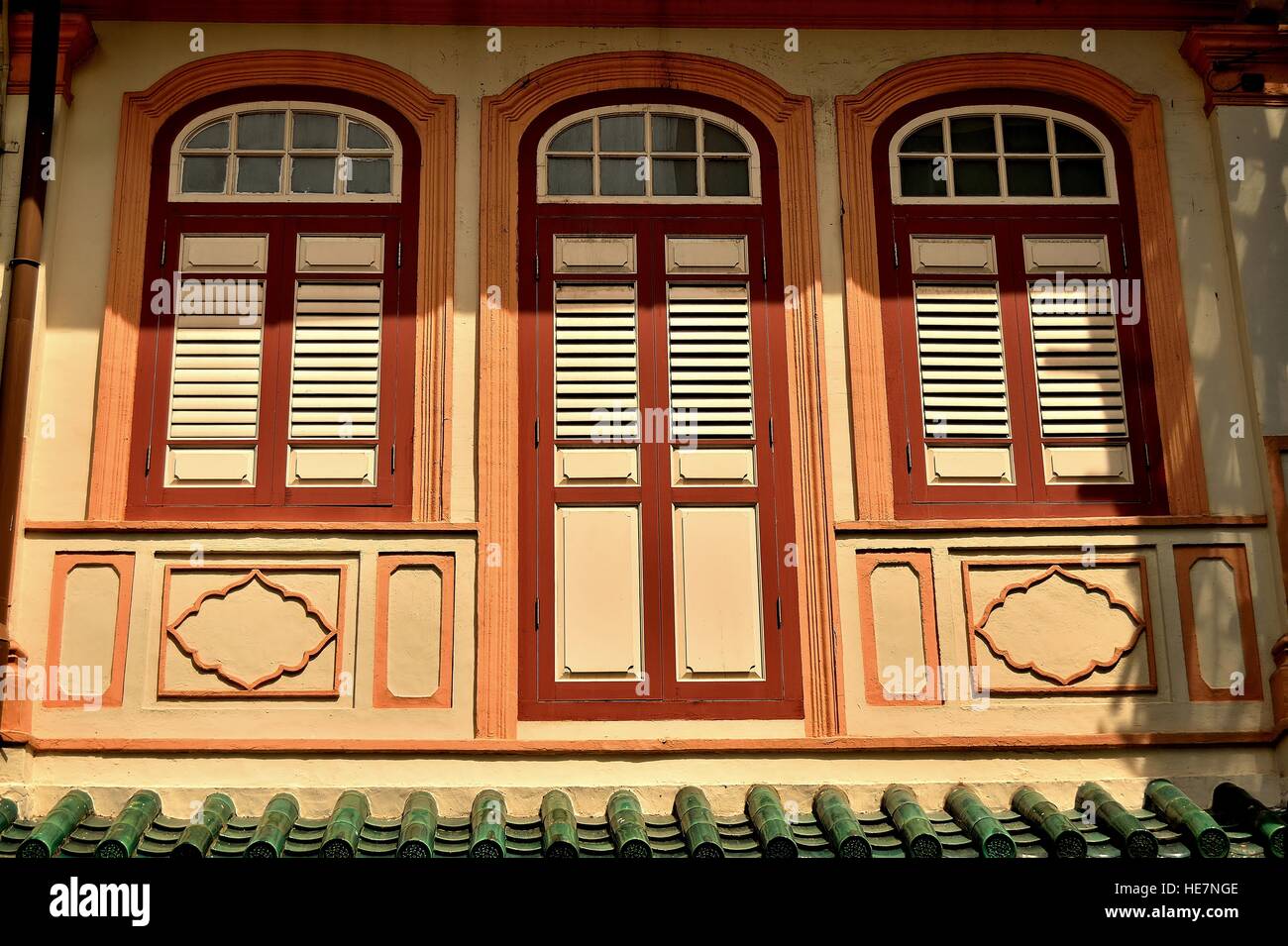 Singapur traditionellen Haus mit braunen Fensterläden in Chinatown Stockfoto