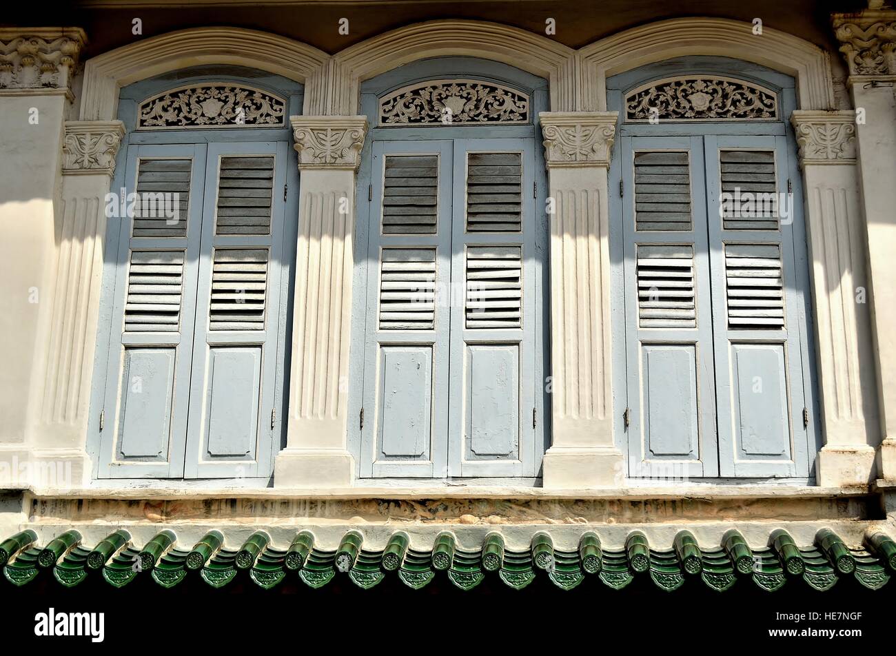 Singapur traditionellen Haus mit hellblauen Fensterläden Stockfoto