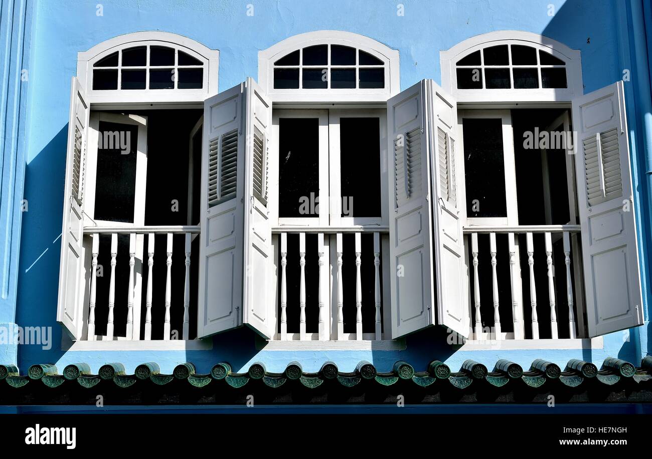 Singapur traditionellen Haus mit weißen Fensterläden in Chinatown Stockfoto