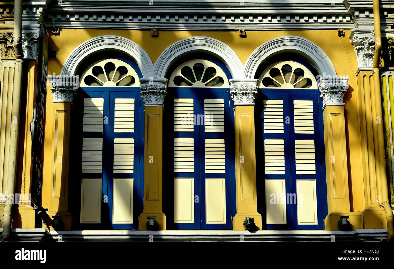Singapur traditionellen Haus mit blauen und weißen Fensterläden Stockfoto